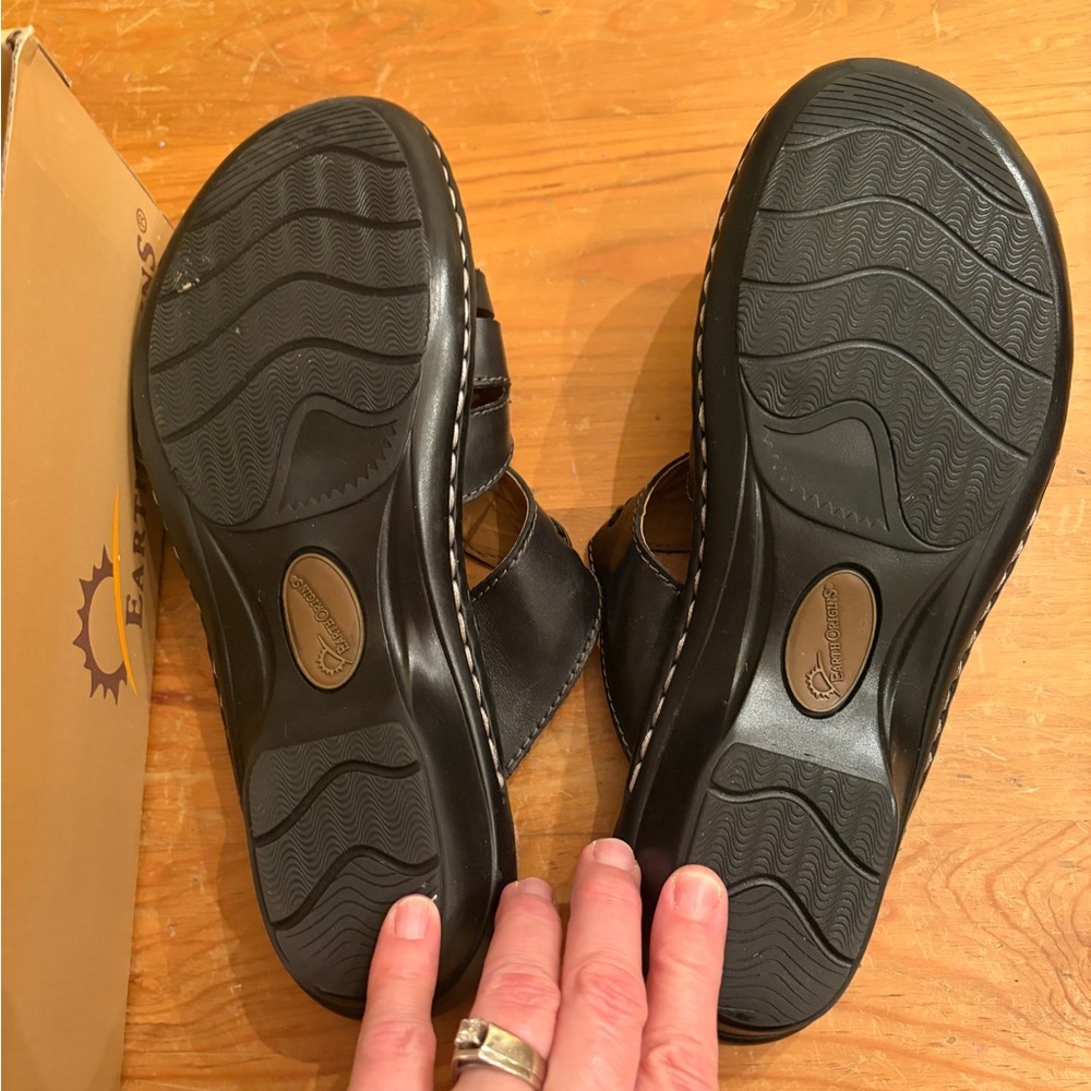 New in Box Earth Origins size 9 women’s Black Leather Sandals. Beautiful! - Picture 2 of 9